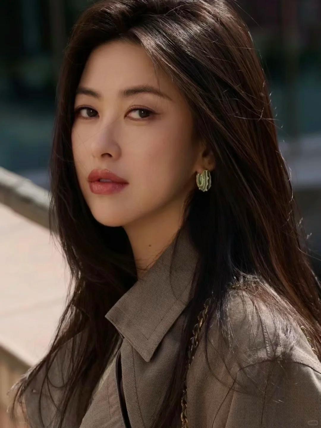 41岁朱珠现身北京！本人又白又嫩好富态，身穿飞行夹克气场十足