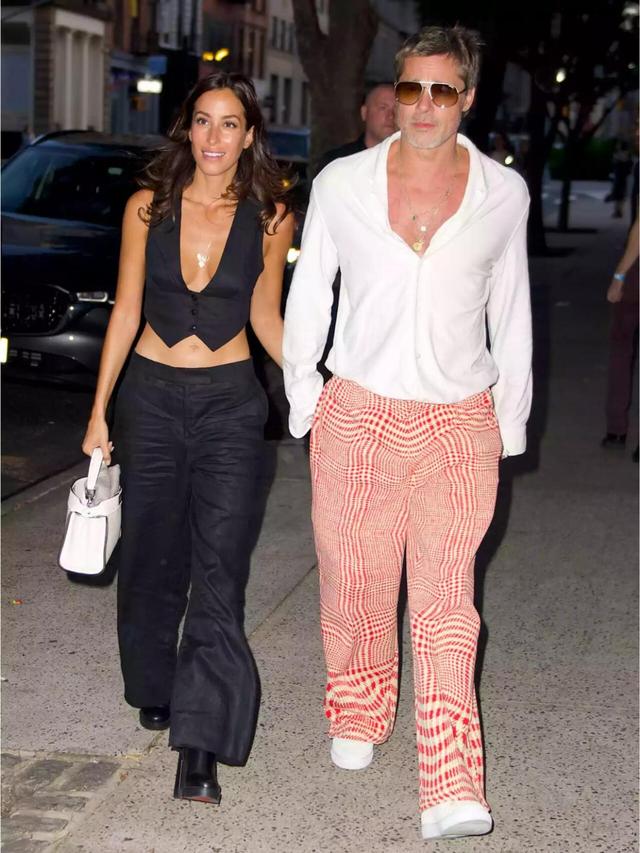 61岁皮特带女友出门营业!相差26岁引热议,网友:还是前任们权威