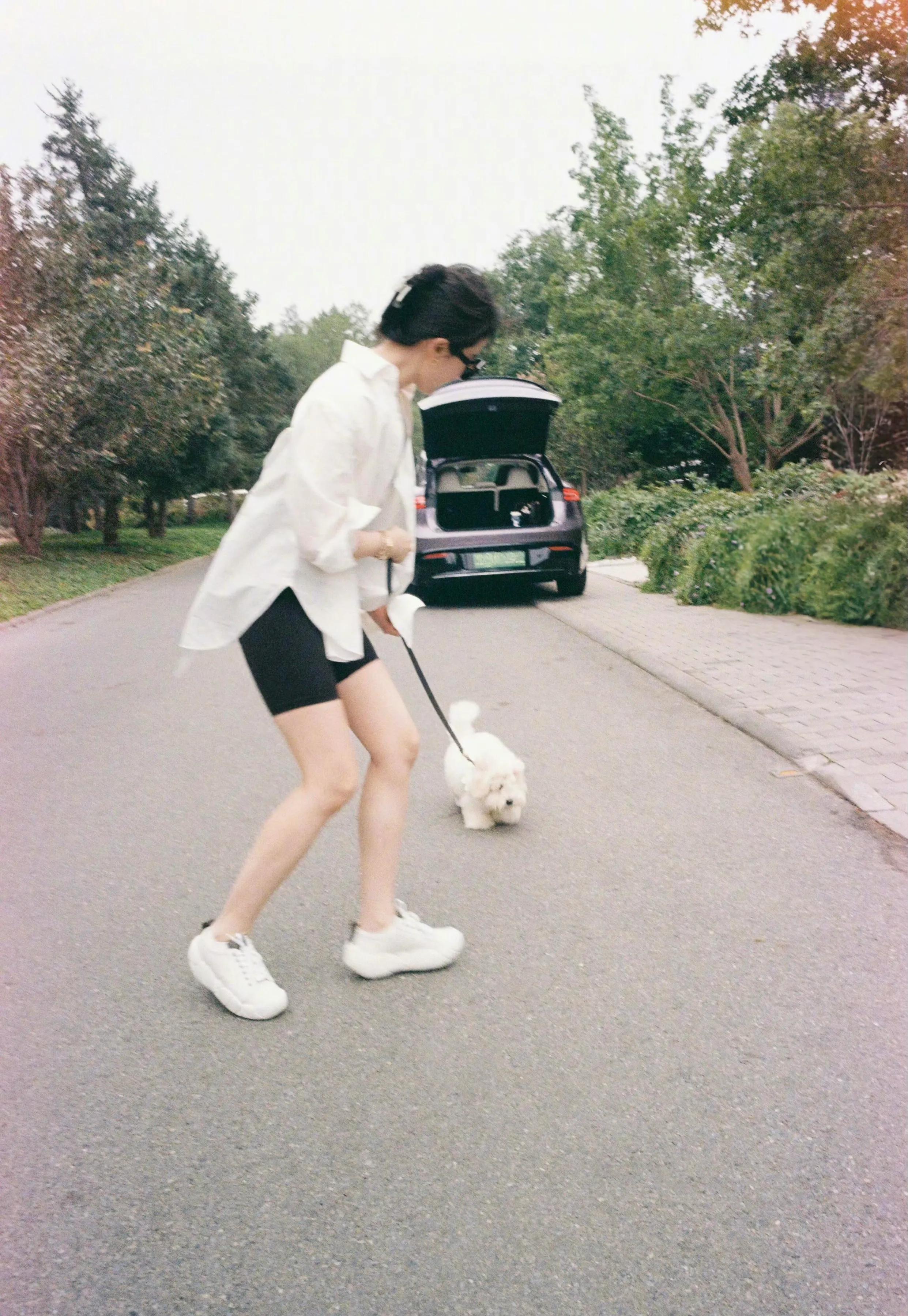 刘亦菲去看舞剧，她穿西装搭lululemon外套，一身黑的她又高又瘦