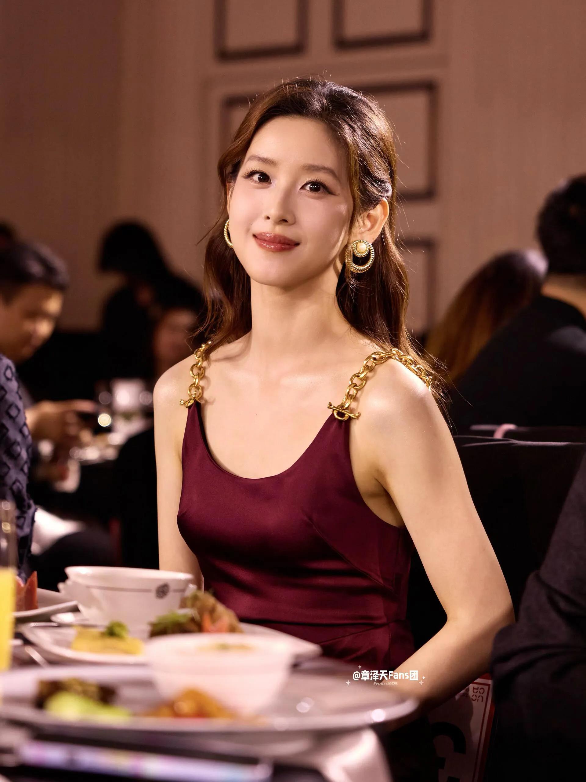 章泽天晒32岁素颜庆生照，绿色生日蛋糕贴金箔，伦敦豪宅内景曝光