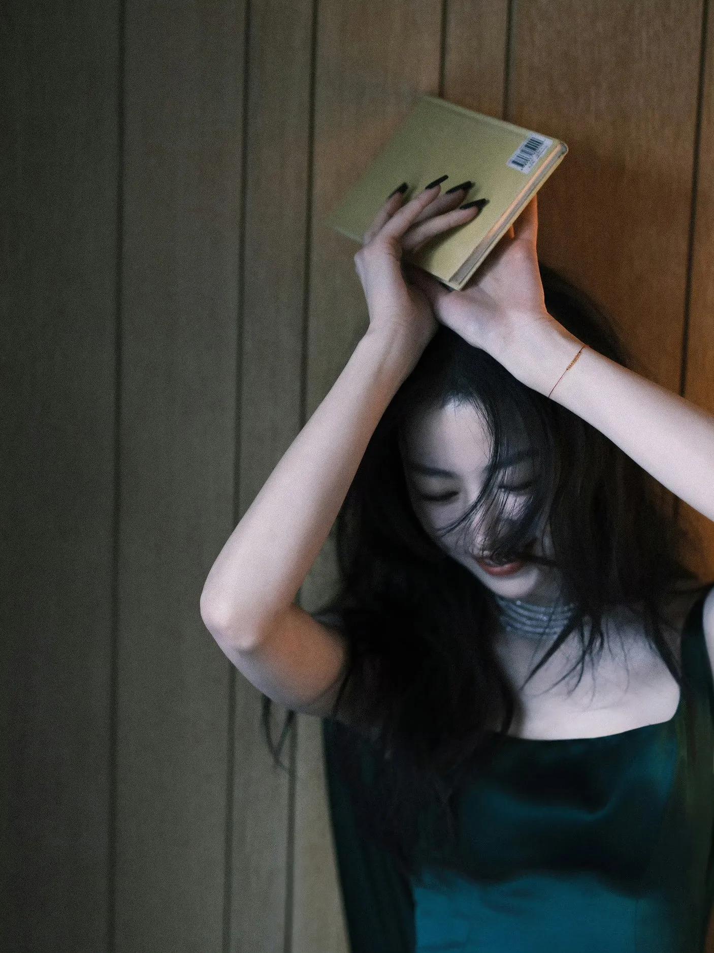 周雨彤绿色礼服写真