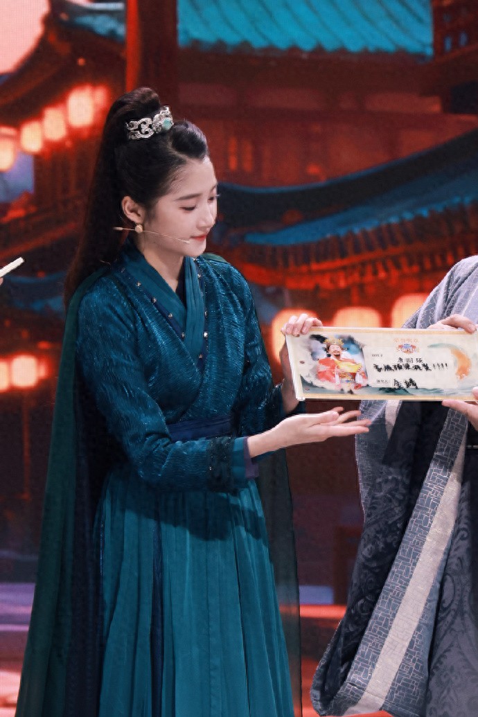 关晓彤收官活动生图，好有才子配佳人的气质。