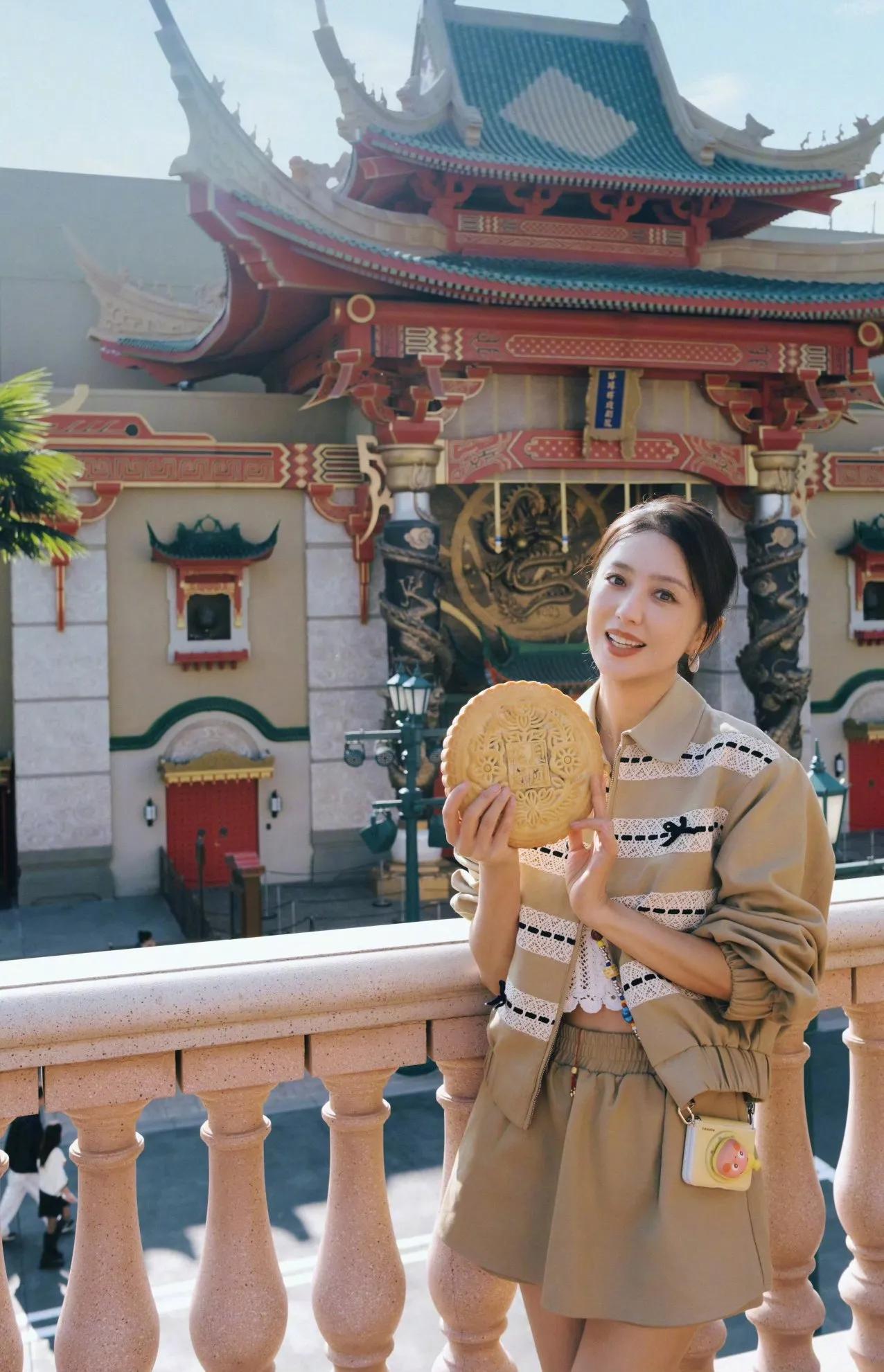 佟丽娅国庆假日写真美图