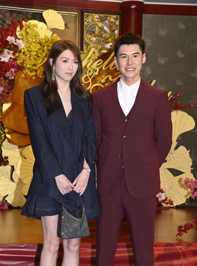 卫诗雅第二场婚宴现场曝光！戴10对龙凤鈪贵气逼人，陈家乐抢风头