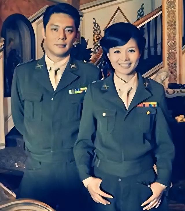 从军旅一哥到无戏可拍？知名男星离婚8年再与前妻合作，卖力宣传