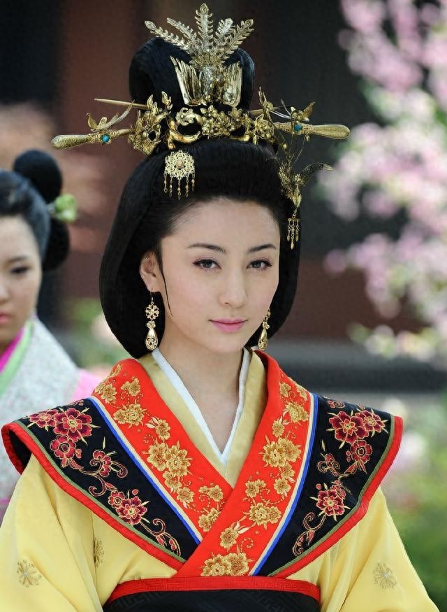 嫁大30岁的名导尤小刚，三年连生两娃，如今9岁儿子开始为她争光