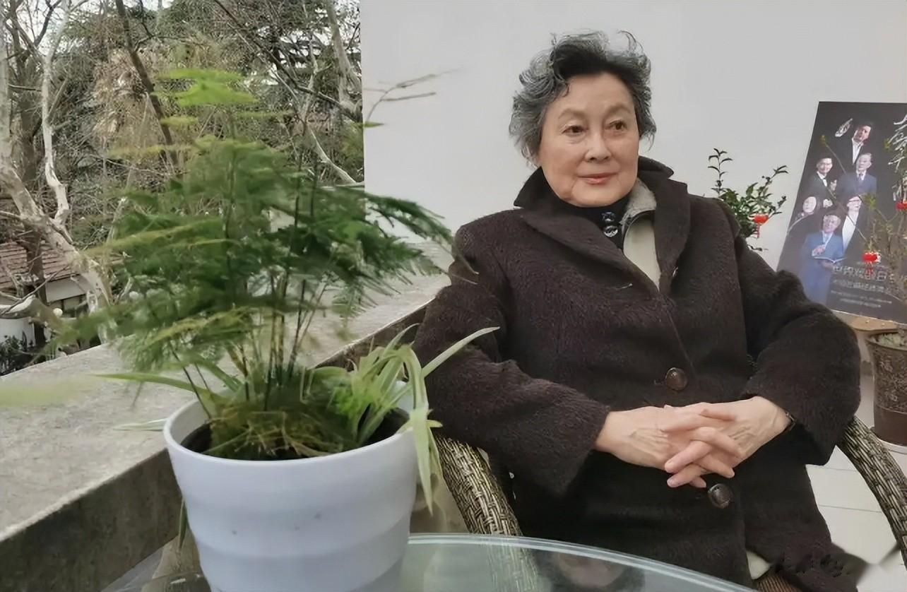 演员向梅，晚年退休后生活凄凉，真相被曝光，才知道背后的伤痛