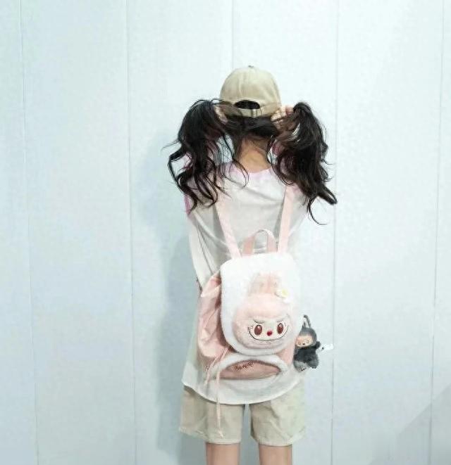 杨幂最新热搜大翻车！跟女儿小糯米雌竞，鼓吹幼态审美遭网友抵制