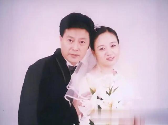 他25岁成名,一见钟情妻子,一生没绯闻,38年后女儿成为骄傲