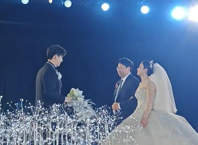 刘雨辰黄雅琼大婚伴郎团卡身高最矮184 国乒王楚钦樊振东都送祝福