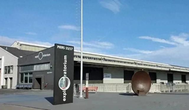 听筒里的秘密:侃爷夫妇博物馆时尚惊雷,辣妹裤袜外穿引爆话题!