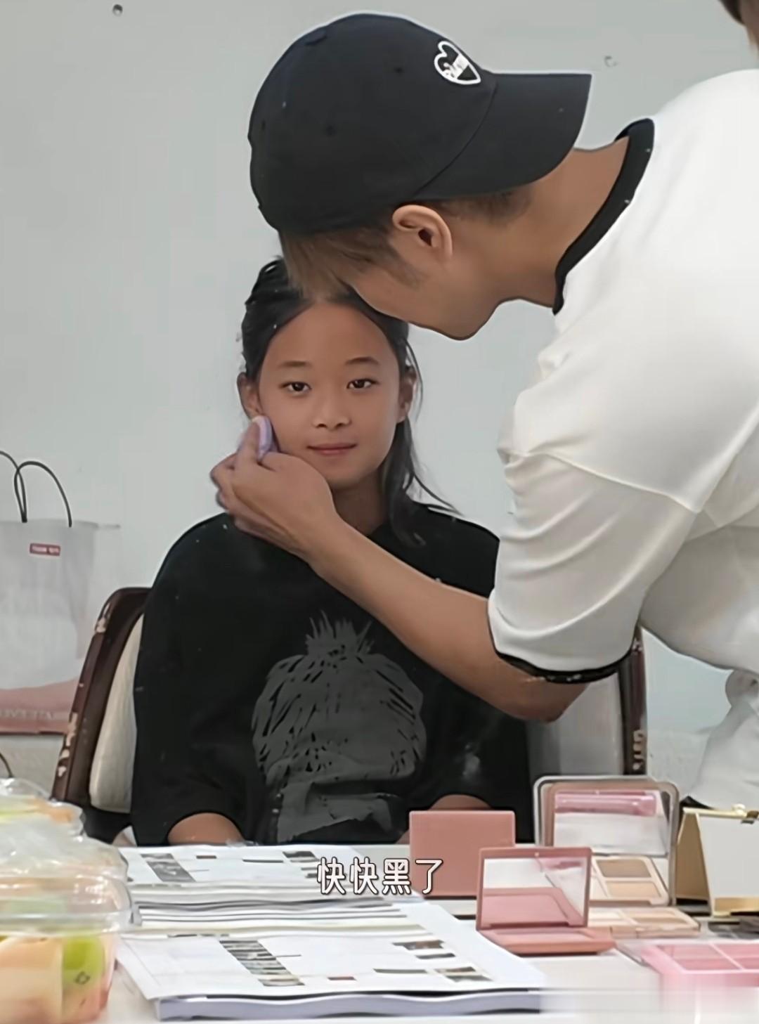 梅婷陪女儿工作，12岁快快皮肤黑但长得漂亮，母女共用一张脸