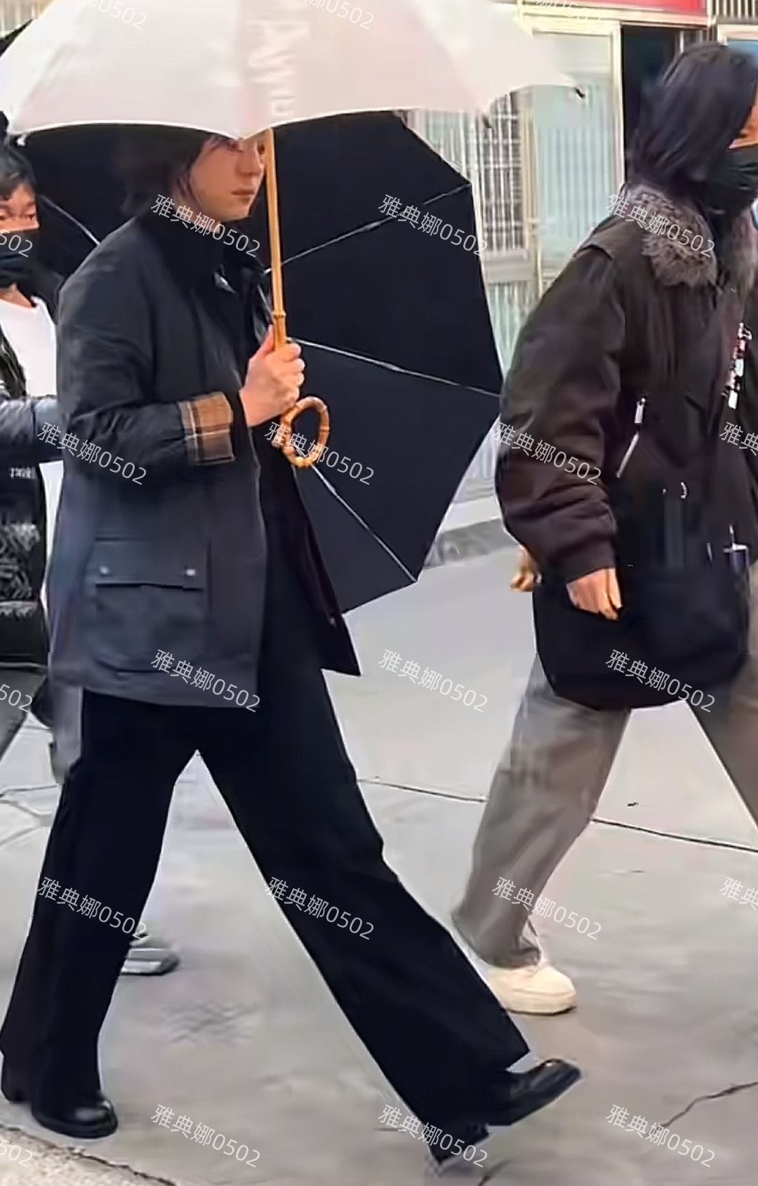 无锡偶遇孙俪拍戏她板着脸面色凝重眼神略凶不知是不是在酝酿情绪