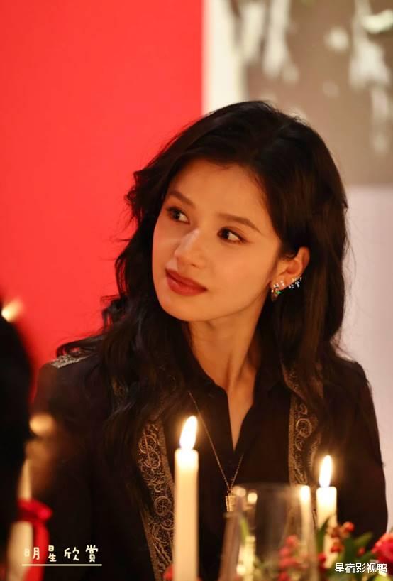 这一夜，金晨面相变了，杨幂风韵犹存，却被“全裹”的热依扎惊艳