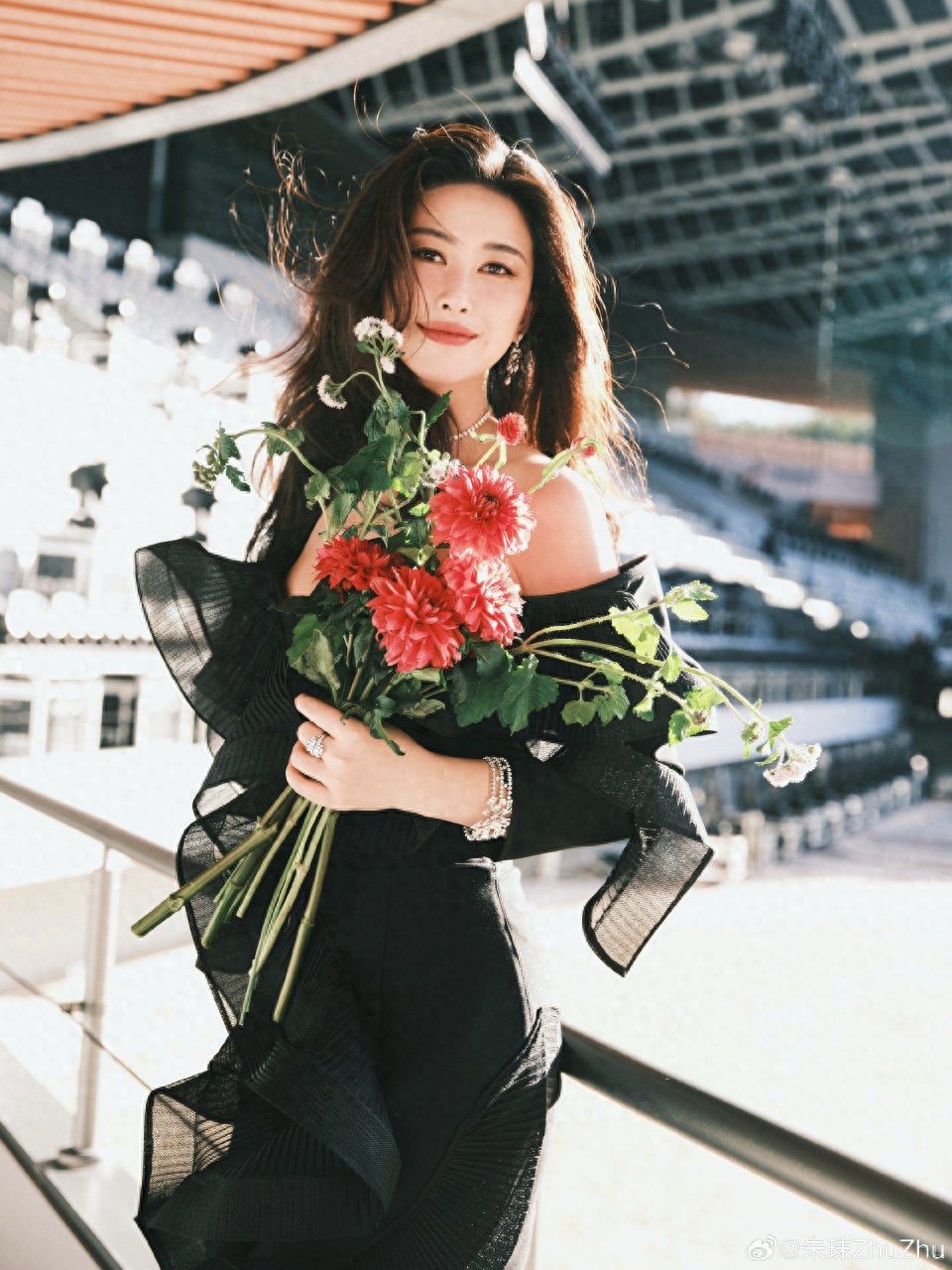 朱珠一家三口和好友聚餐！喝到微醺躺老公怀里，4岁小珠宝玩手机