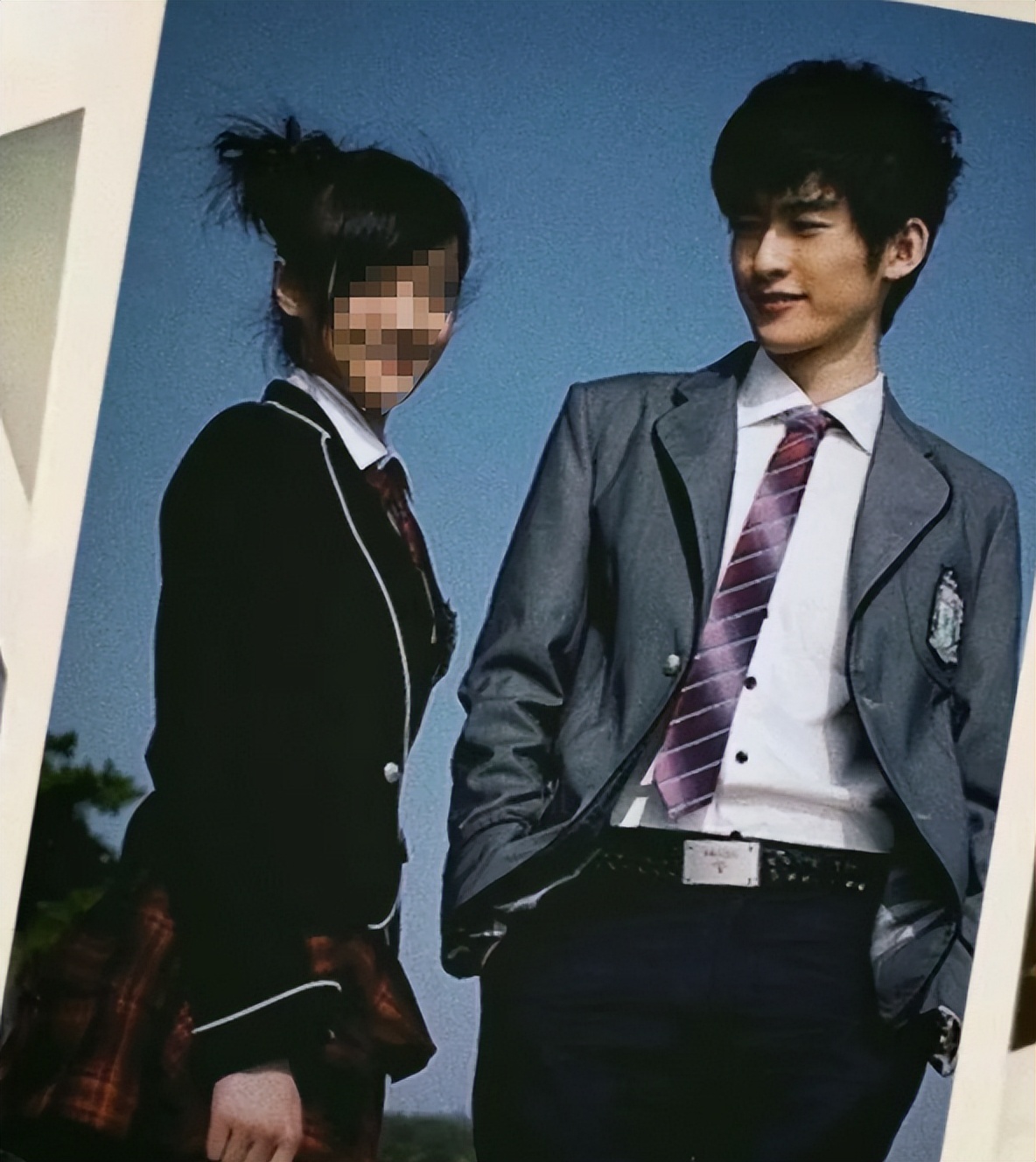 张翰晒北京大平层，吃火鸡面辣到嘴肿，黑长直女性好友站一旁偷笑