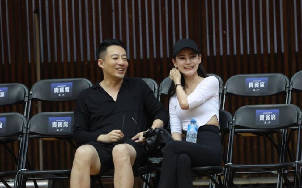 汪小菲夫妻现身机场，马筱梅挺孕肚步履蹒跚，刚陪完大S儿女回京