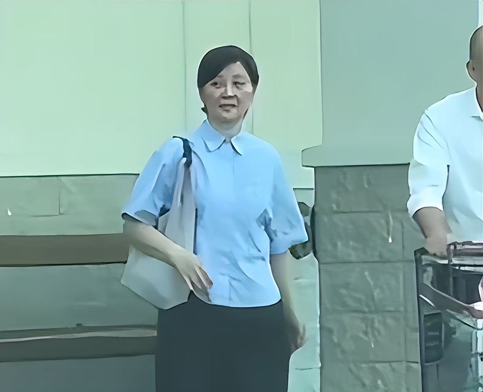 58岁徐帆近照美人迟暮!皮松肉垮老到不敢认,步履蹒跚像走不动路