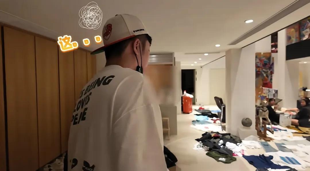 39岁陈赫揭露明星假精致,衣服鞋子堆满客厅 家里乱到落脚地都没有