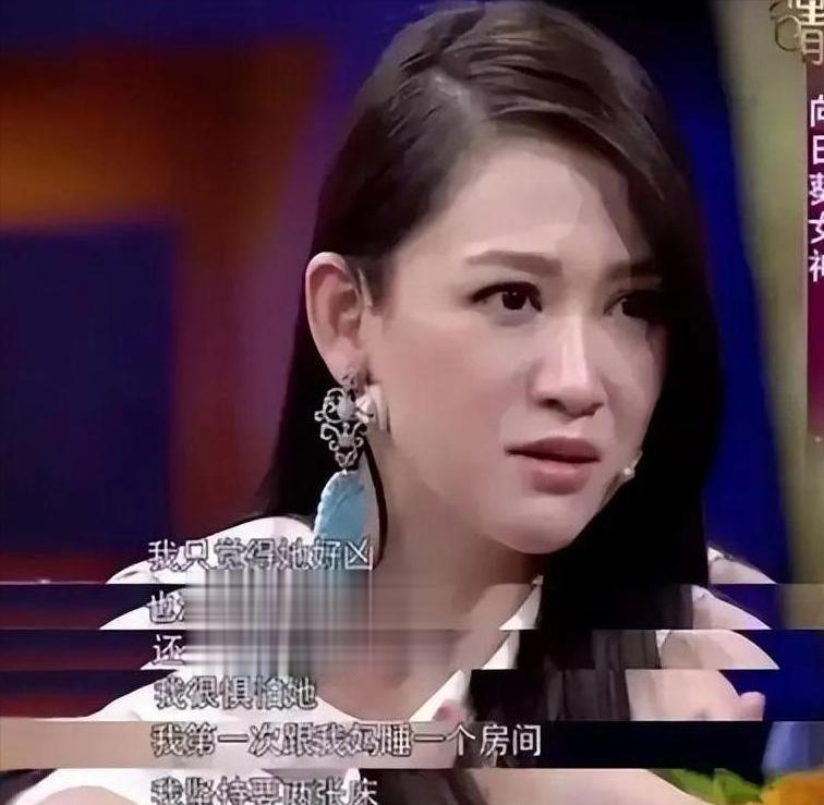 杭州偶遇46岁陈乔恩,鱼尾纹明显,双眼皮像割的,下巴前凸好奇怪