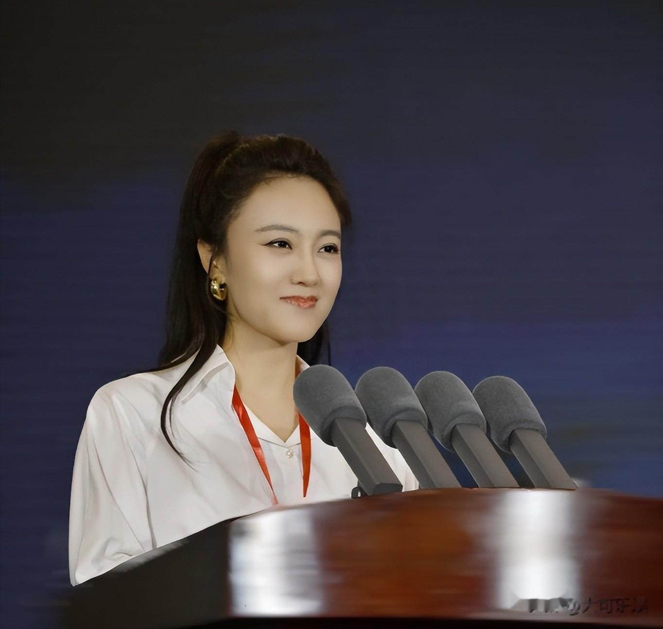 王小玮受邀现场观礼九三大阅兵，穿中式套裙戴珍珠耳环美得耀眼