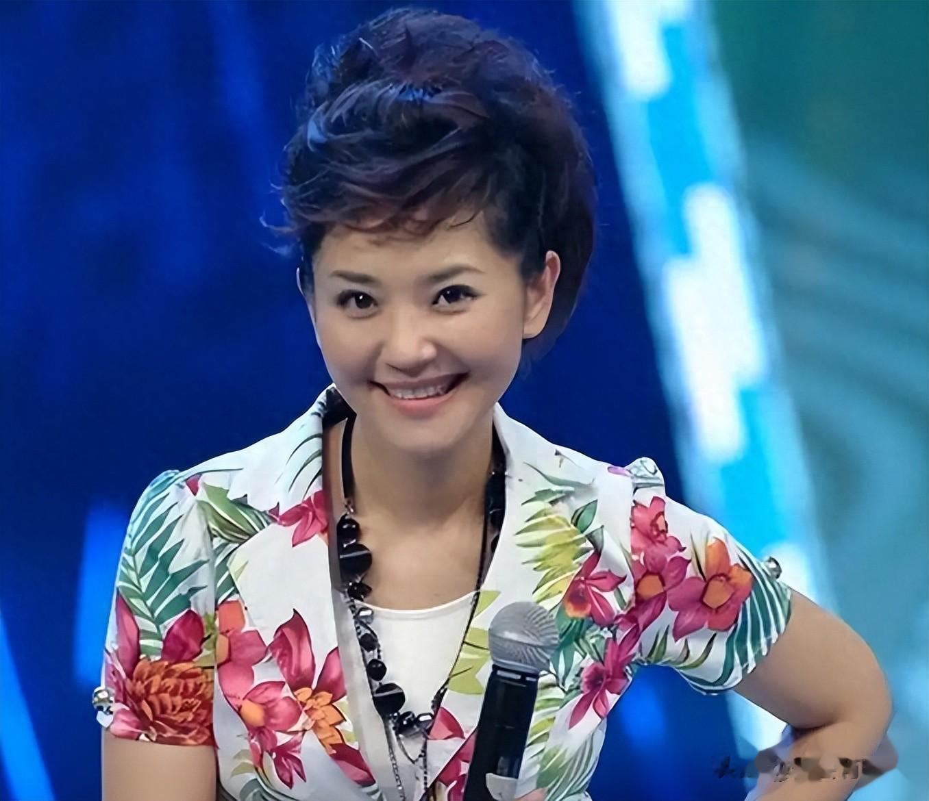 51岁方琼走路上班，穿百元羽绒服，鞋底直接断开，大雪天很狼狈！