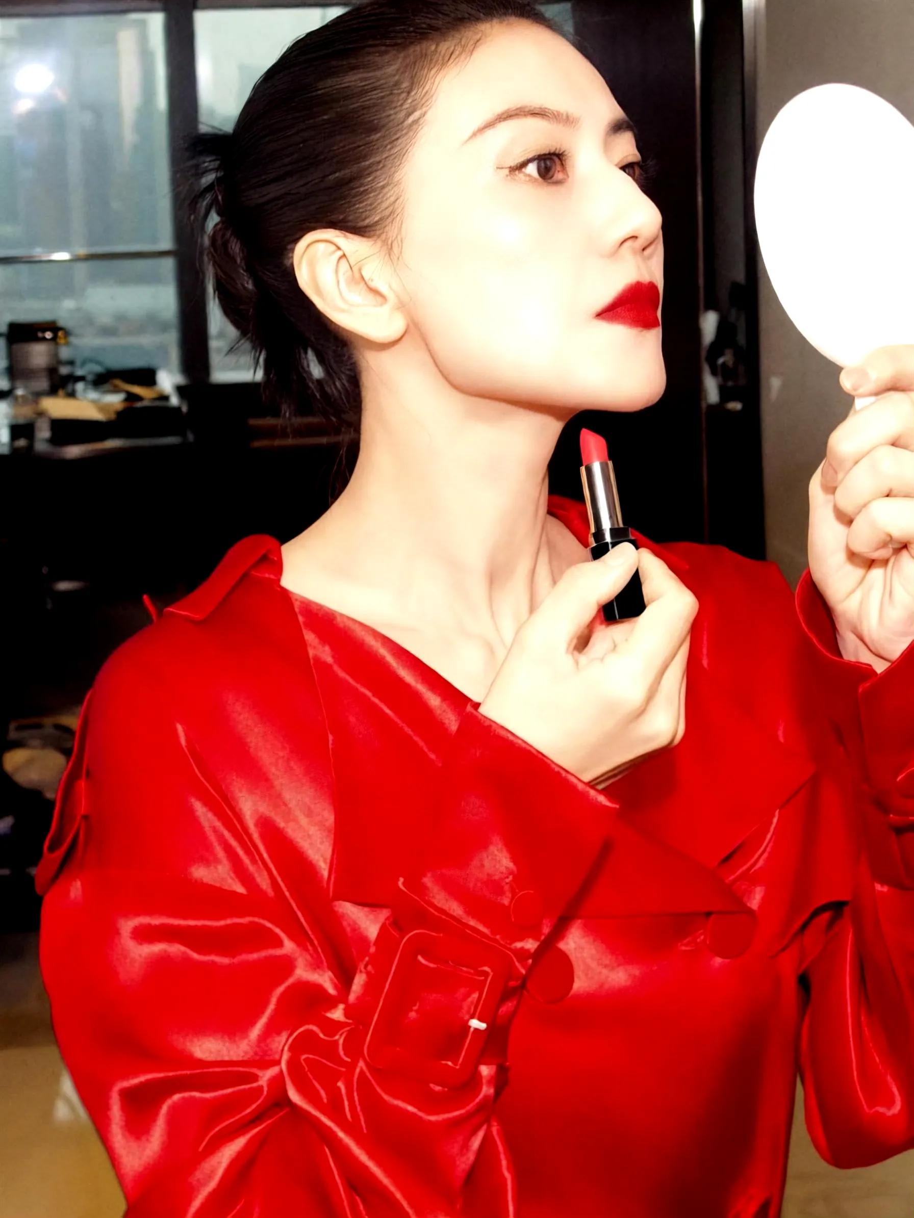 女神高圆圆出新图了，这抹胸裙也太美了