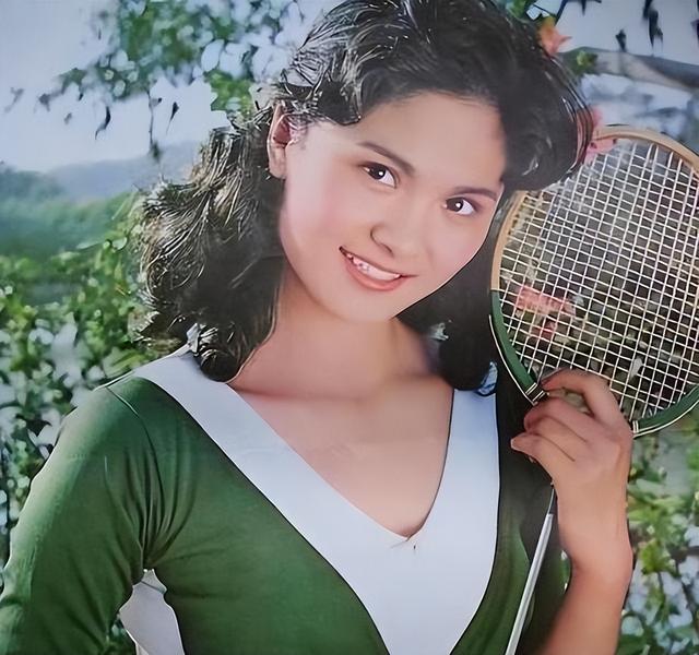 她是曾是央视主持人，嫁给军委副主席之子，离婚后成知名画家