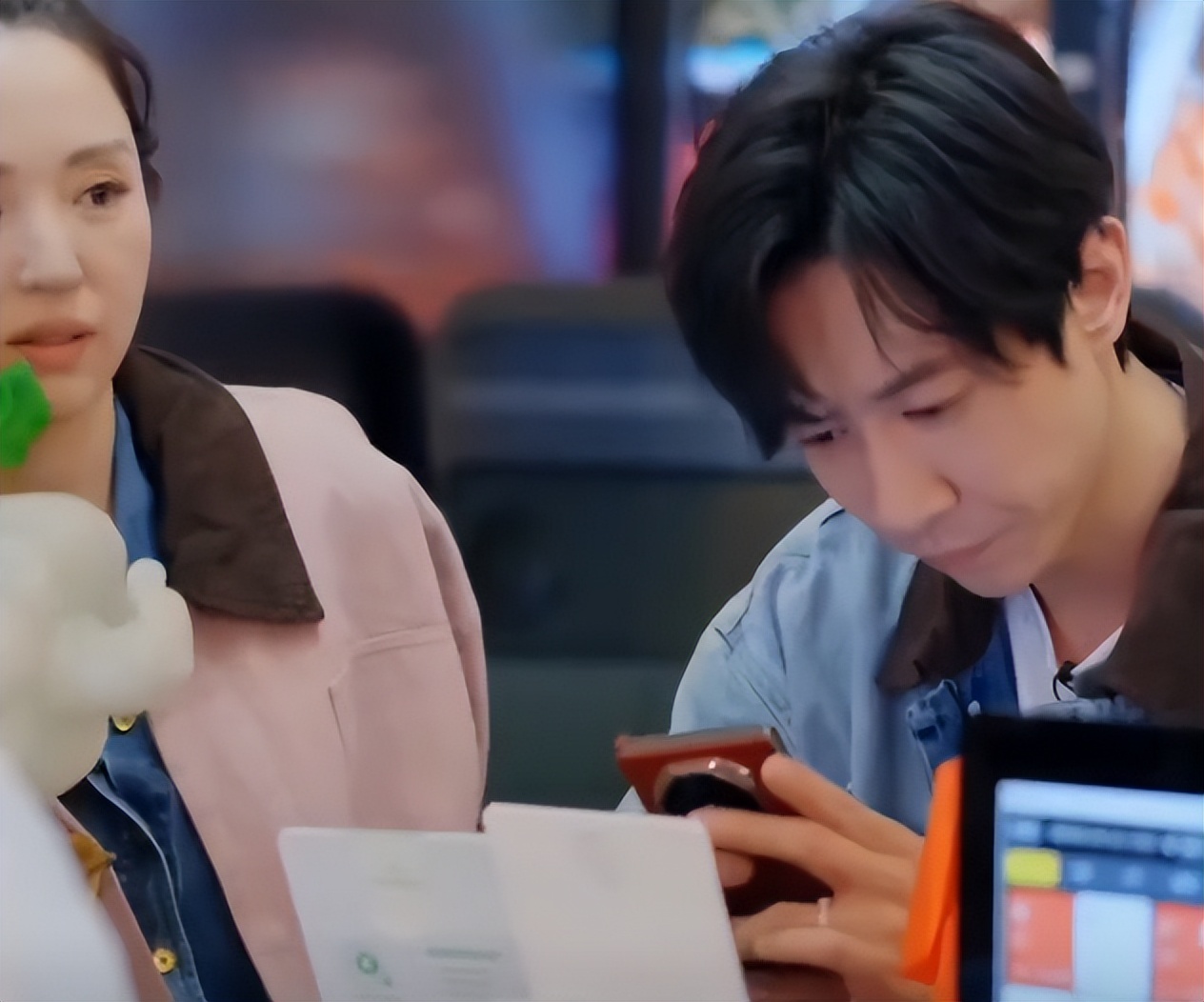 董璇婚后首次与张维伊同框,十指相扣走机场,评论区风评翻转