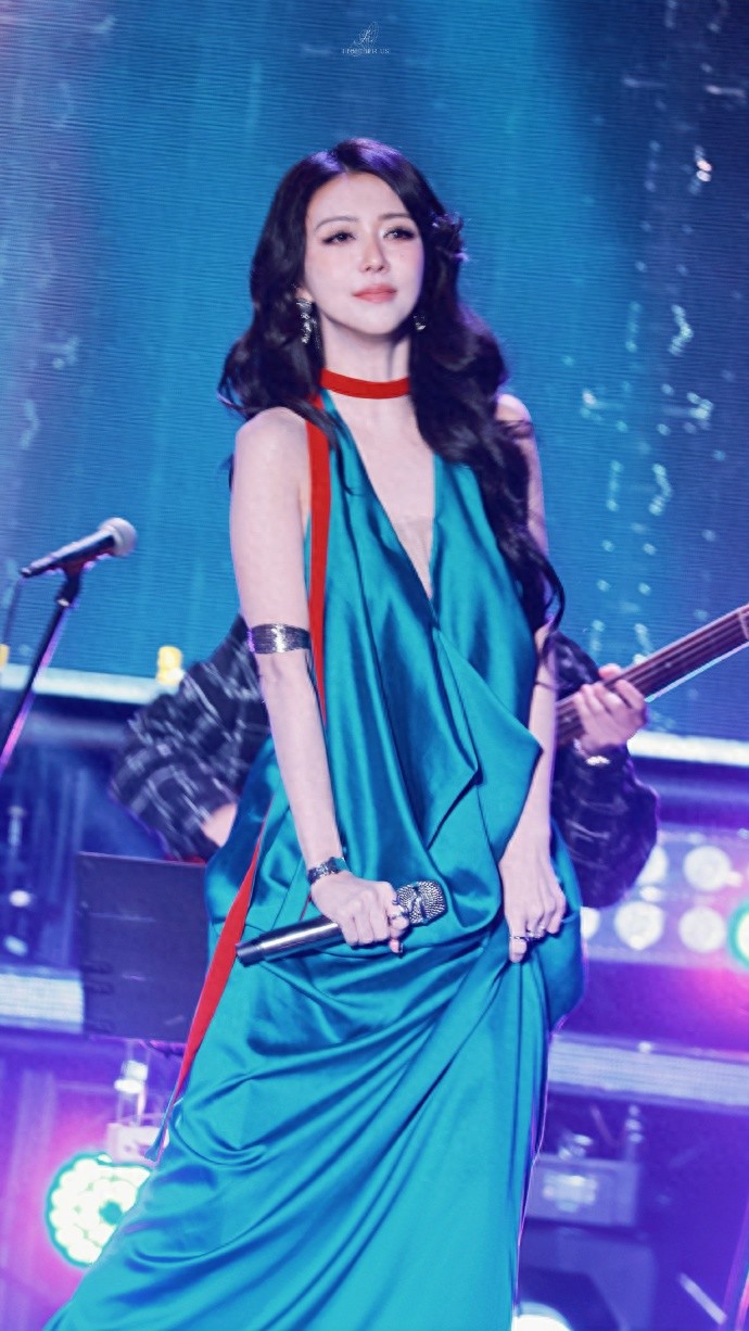 薛凯琪舞台新造型，小姨这舞台表现力太强了，迷死人