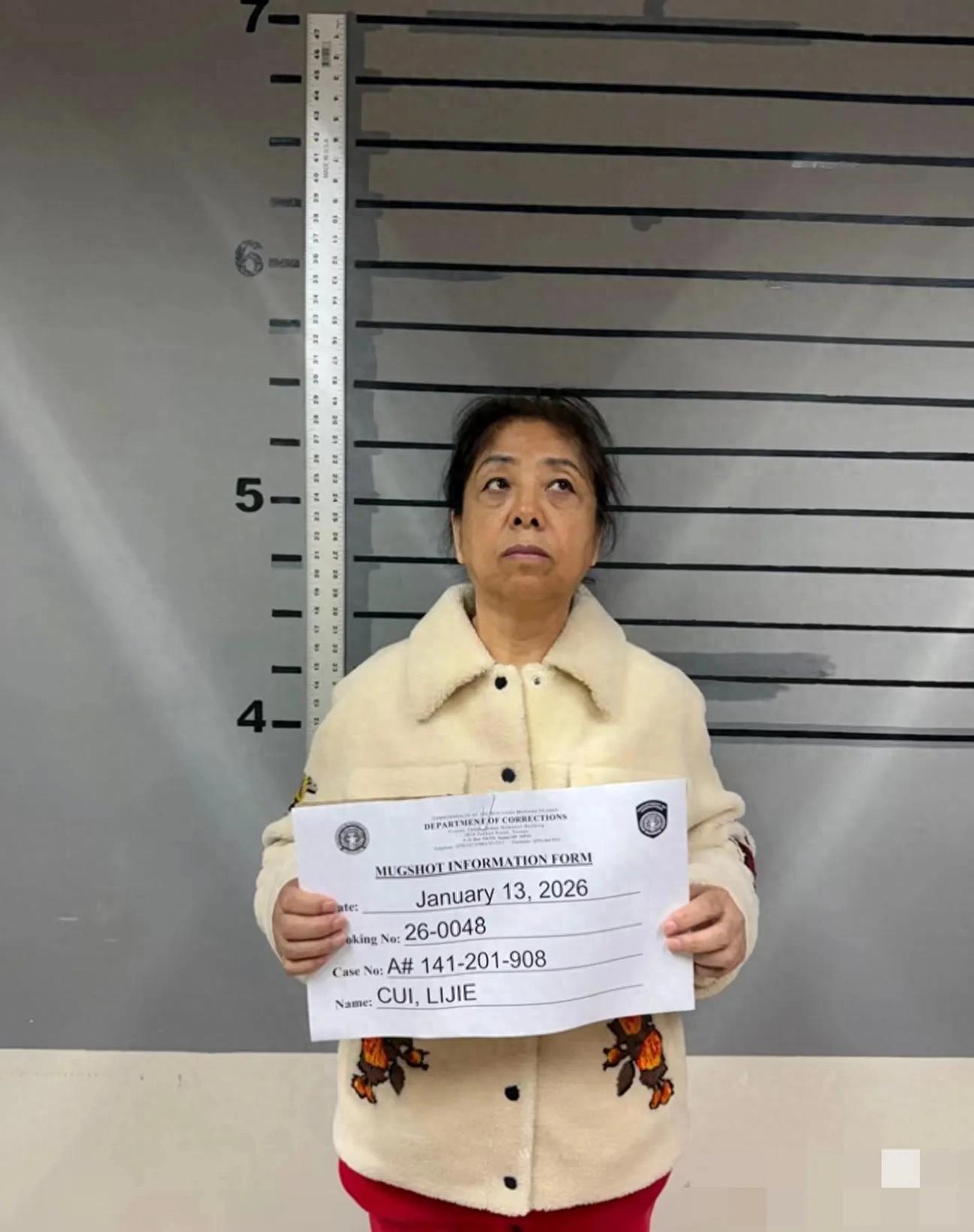 吴佩慈婆婆美国被逮捕,穿白色毛外套,看着很普通不像是有钱人