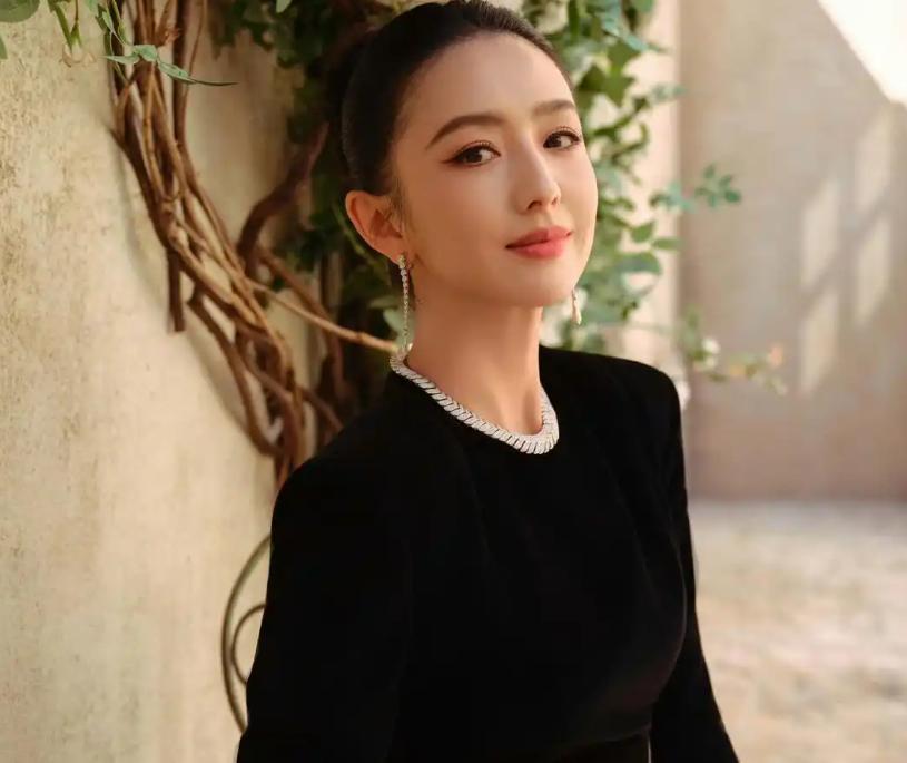 大难临头各自飞？机场被粉丝追，佟丽娅毫不犹豫＂出卖＂辛芷蕾