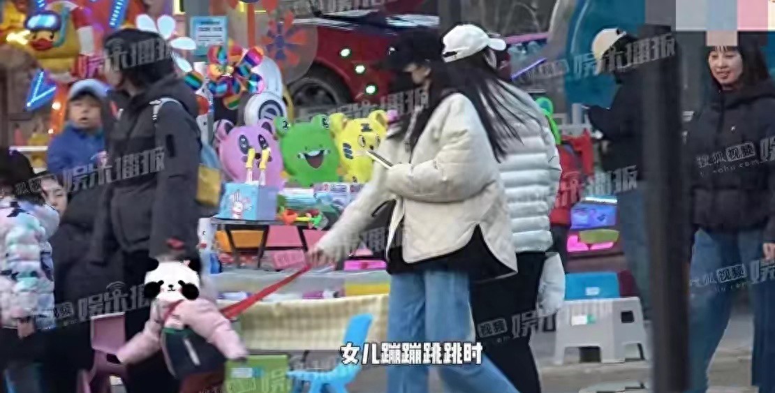 王鸥与何九华被曝已领证,母女同框公园玩耍的画面很温馨