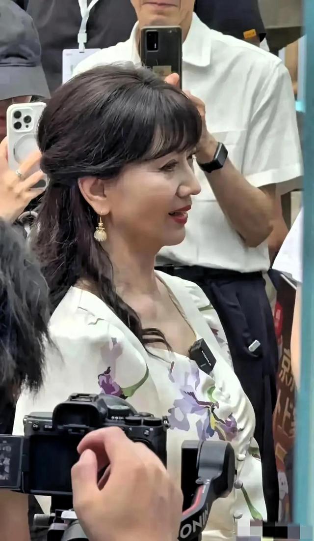 71岁赵雅芝生图真实状态 网友： 太吓人了！这么厚的粉底都难掩老态