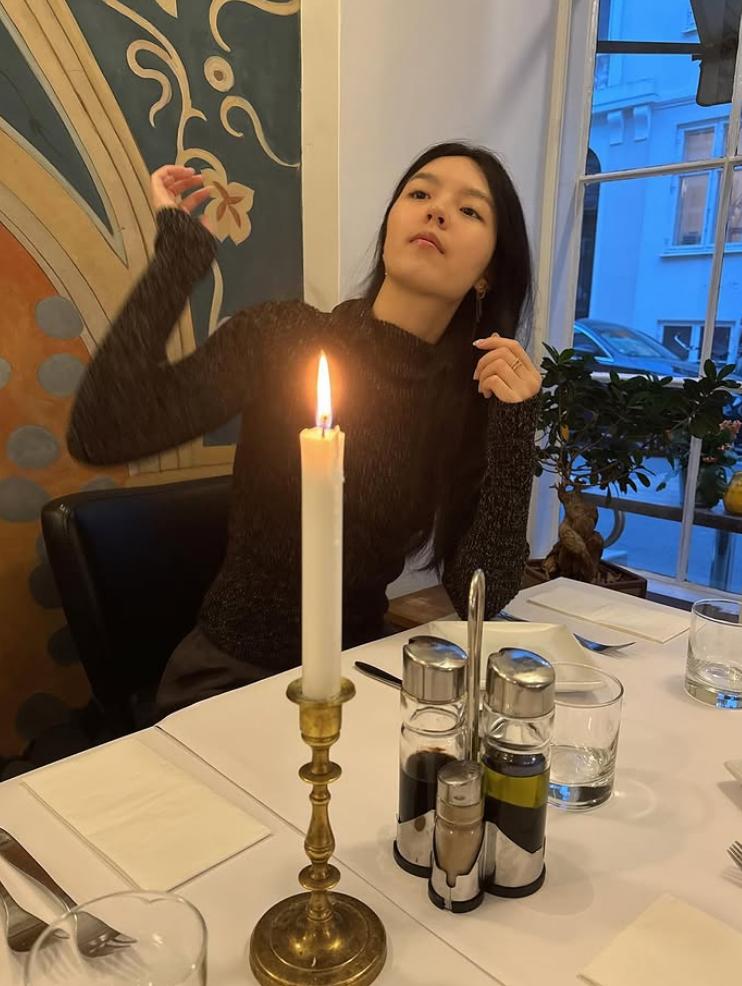 李咏23岁女儿秀恩爱！晒约会照吃烛光晚餐，男方气质儒雅像李咏