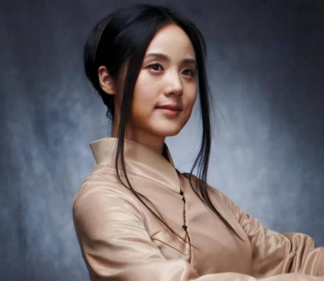 她是著名歌唱家,不惧流言嫁前央视主持人丈夫,今儿女双全很幸福