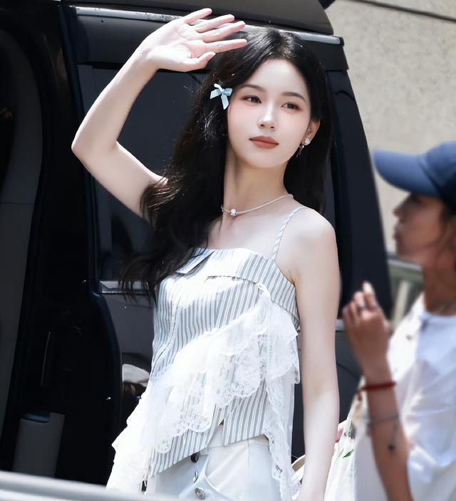 演“恶女”一夜爆红,又搭遍圈内顶流,可长得再美,她还是被毁了