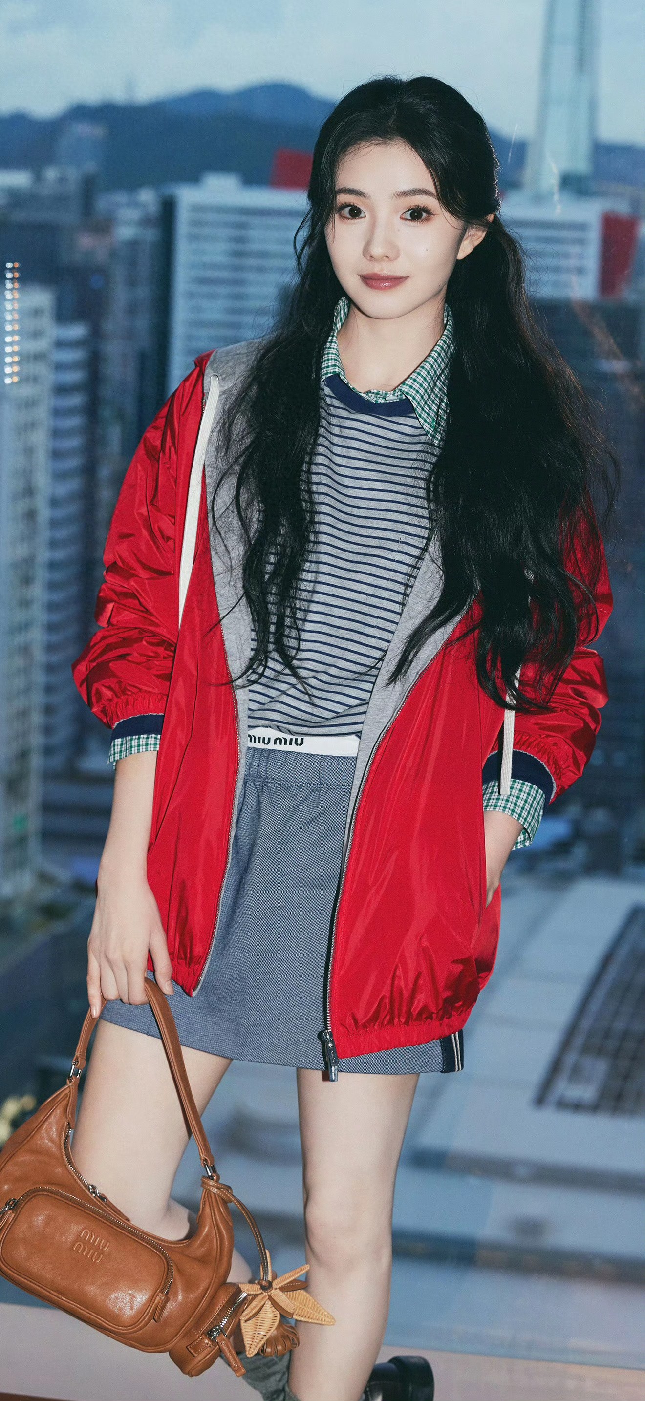 刘浩存红灰撞色短裙 公主头发型造型壁纸美图