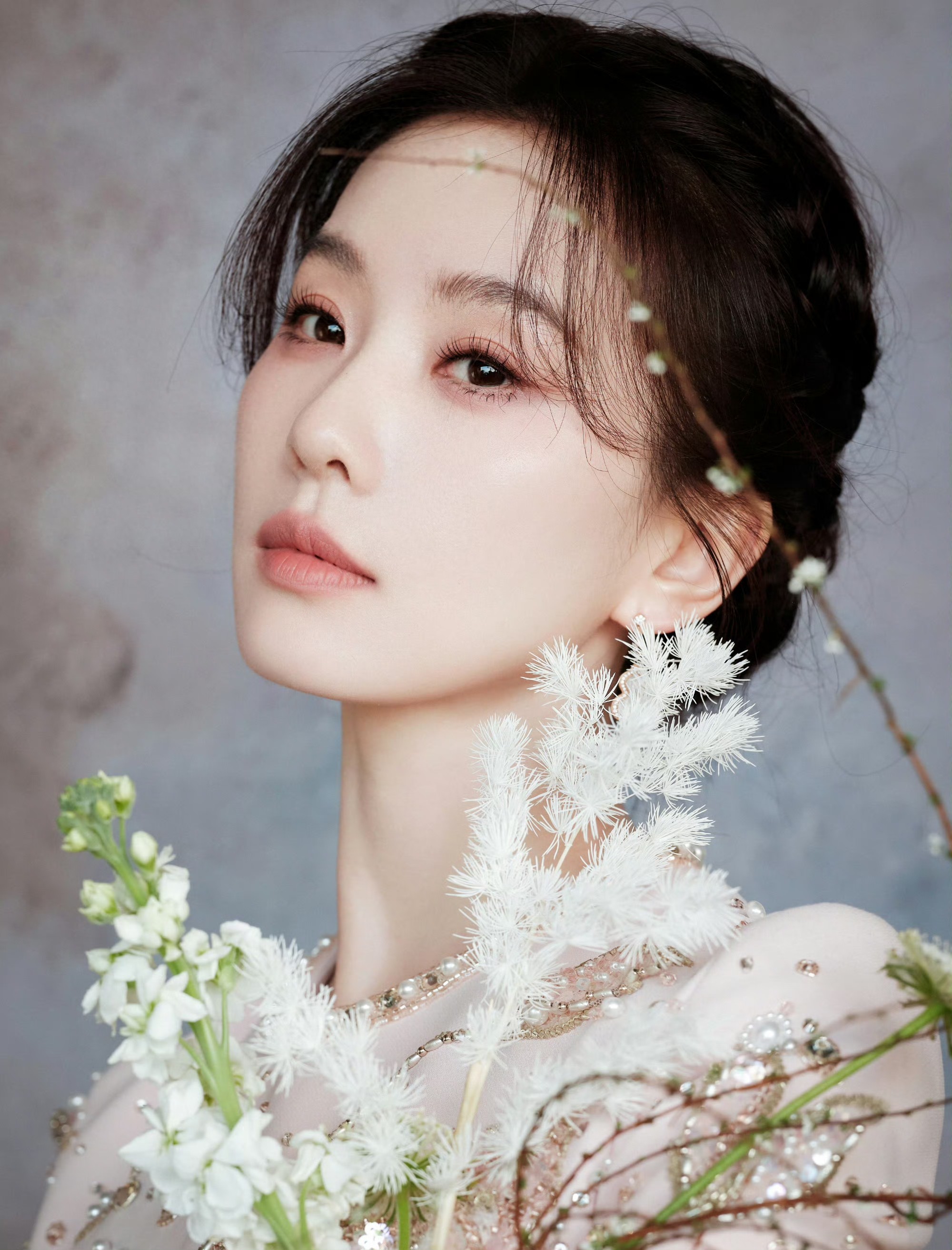 刘诗诗仙女盘发，刺绣服装彰显独特温柔气质