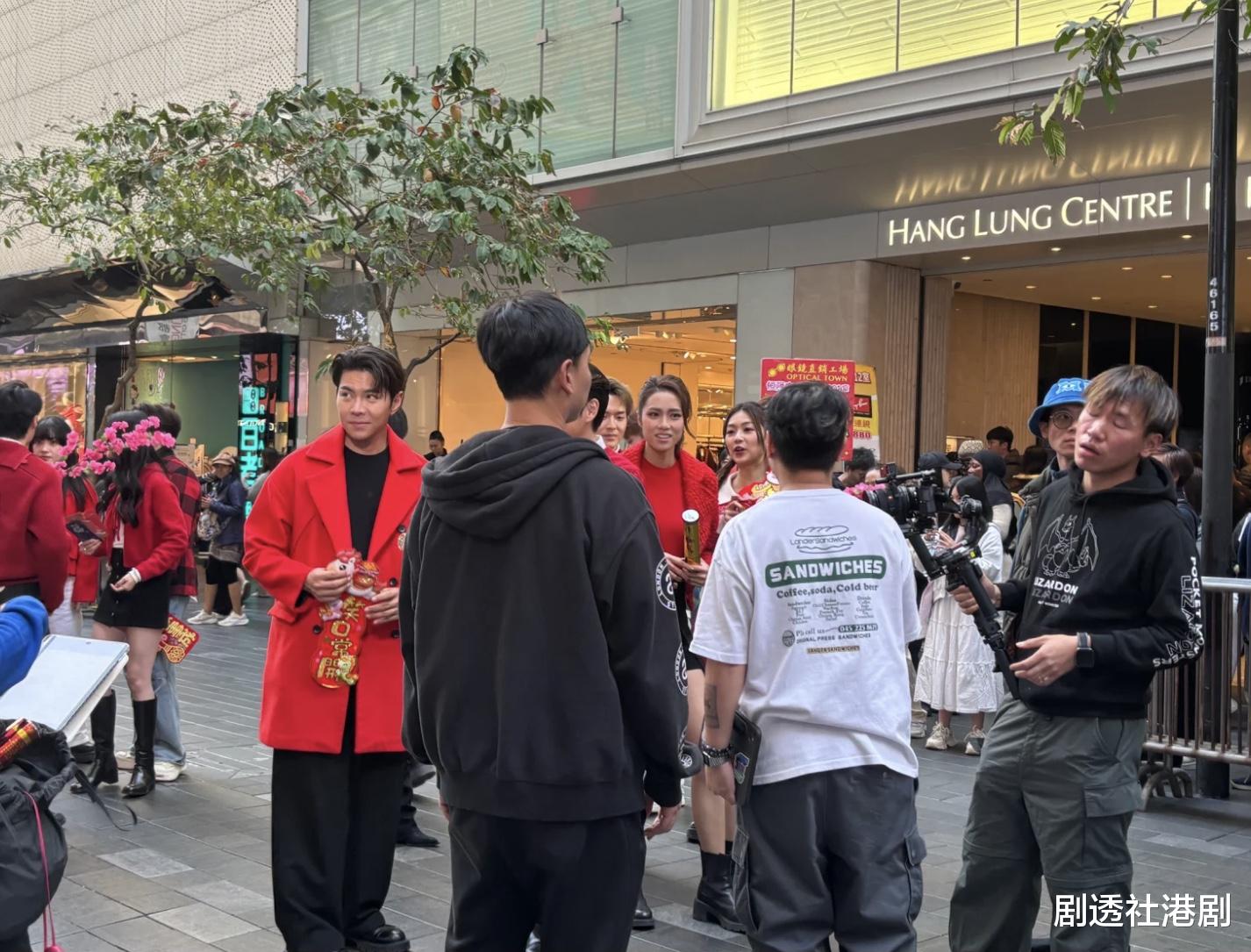 TVB一众艺人现身闹市！疑录制贺年节目，视帝私下真实一面被曝光