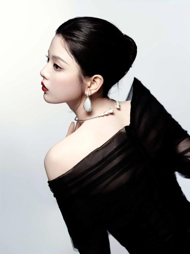 杨超越镁光灯下魅影乍现,女王殿下驾到