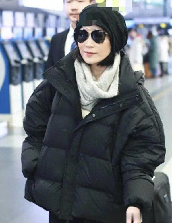 俞飞鸿的中年穿搭真时髦！黑色羽绒服+打底裤+长筒靴，洋气又高级