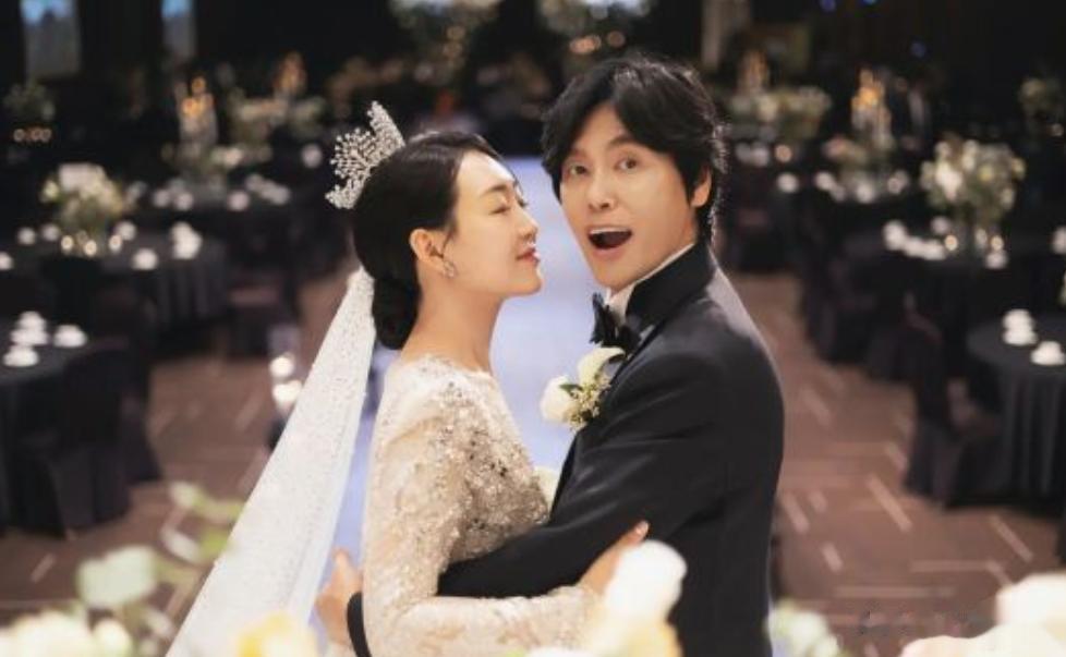 韩国男星55岁当爸，与31岁妻子自然怀孕，哭诉：后悔没早点遇见她