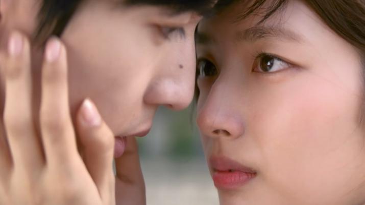 这次轮到张凌赫翻车了？新剧与徐若晗吻戏一出，观众直呼辣眼睛