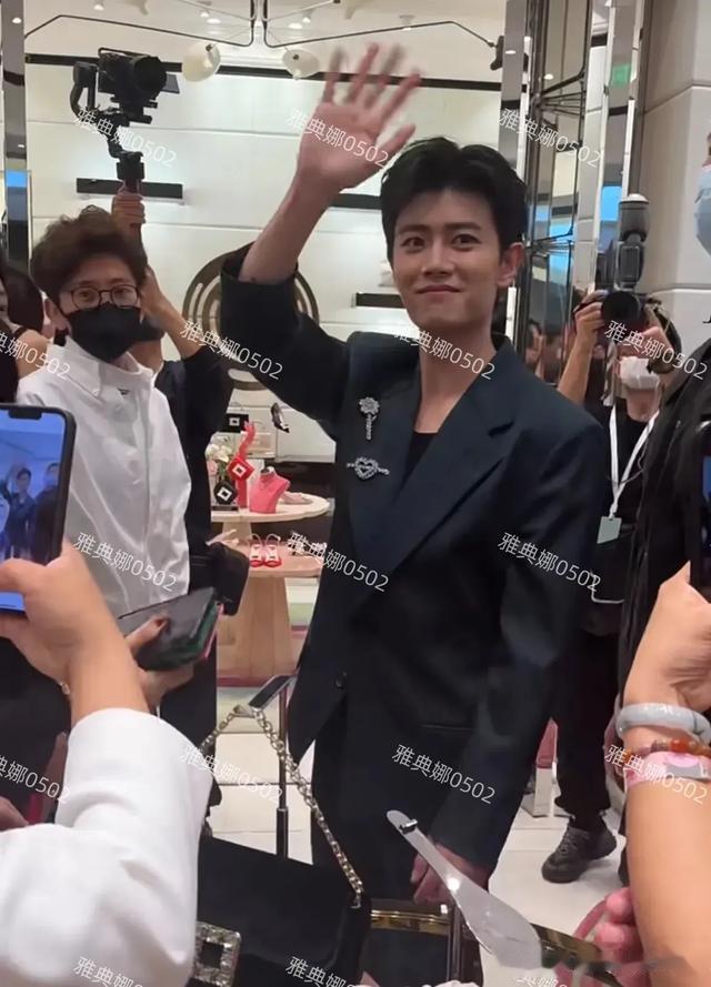 任嘉伦身高水分好大目测没有1米78身材比例也很虐，没有电视上帅