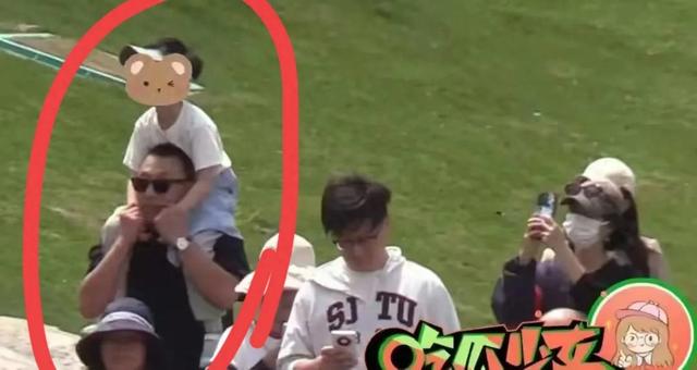 赵丽颖陪娃出游曝光，想想骑在司机脖子上相处很和谐，画面温馨