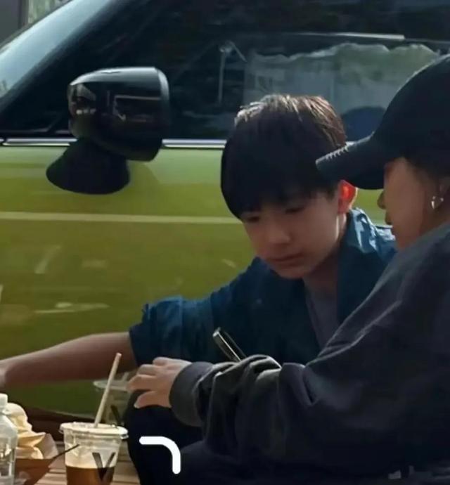 45岁董洁现身大连,穿小背心瑜伽裤又白又嫩,16岁顶顶正脸像爸爸