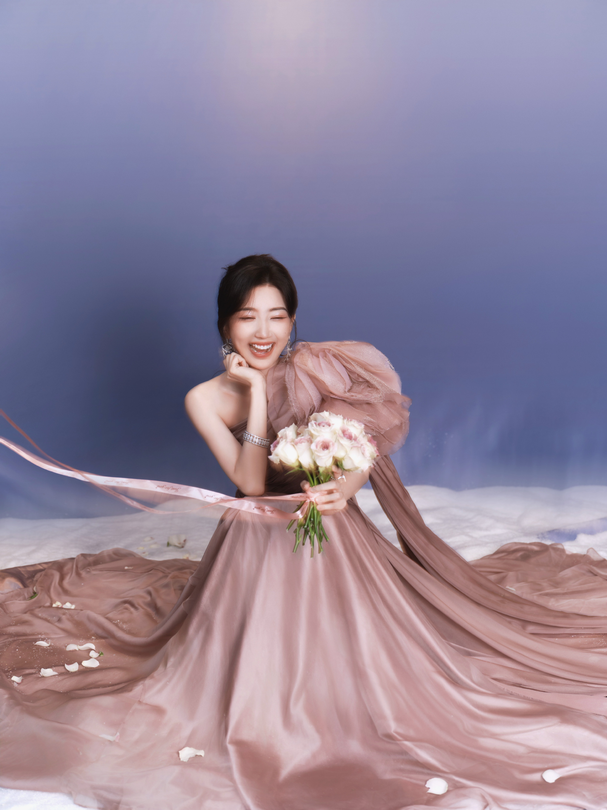 毛晓彤斜肩抹胸礼裙，跟玫瑰一样美丽动人