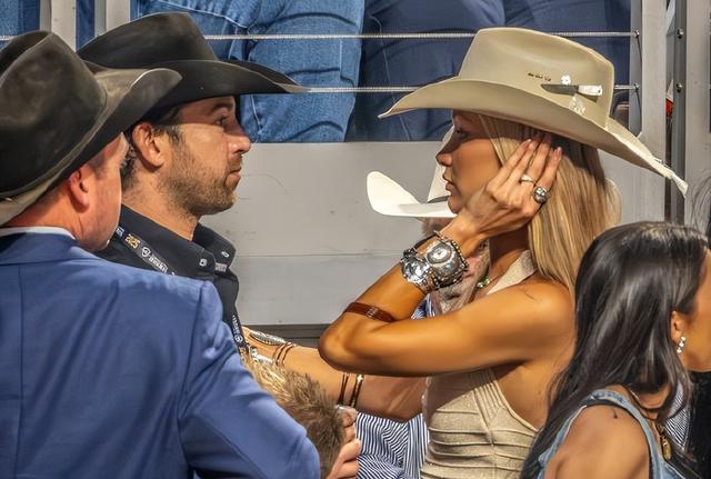 金发牛仔Bella Hadid