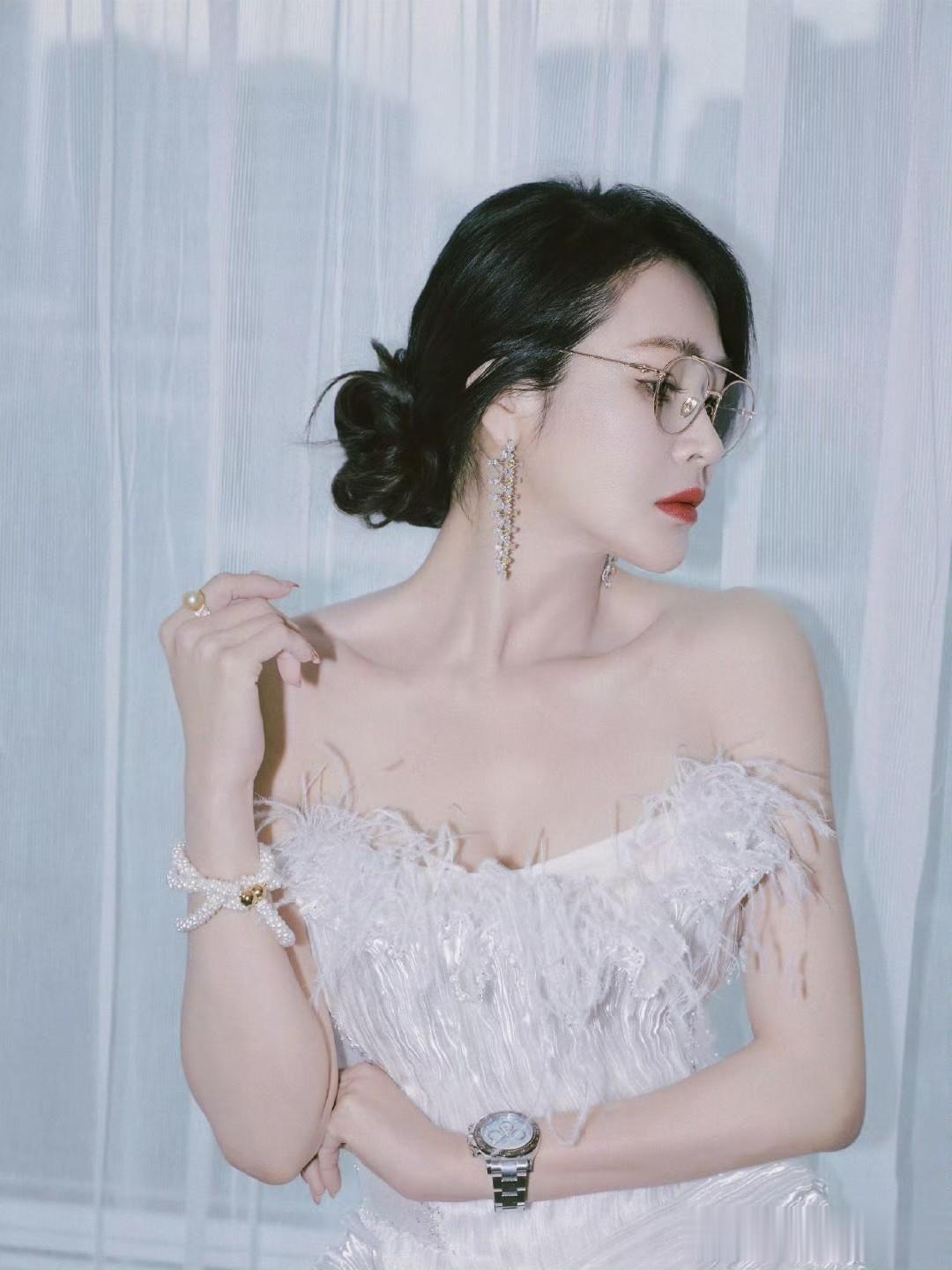 于明加，韵味十足的白纱裙穿搭。